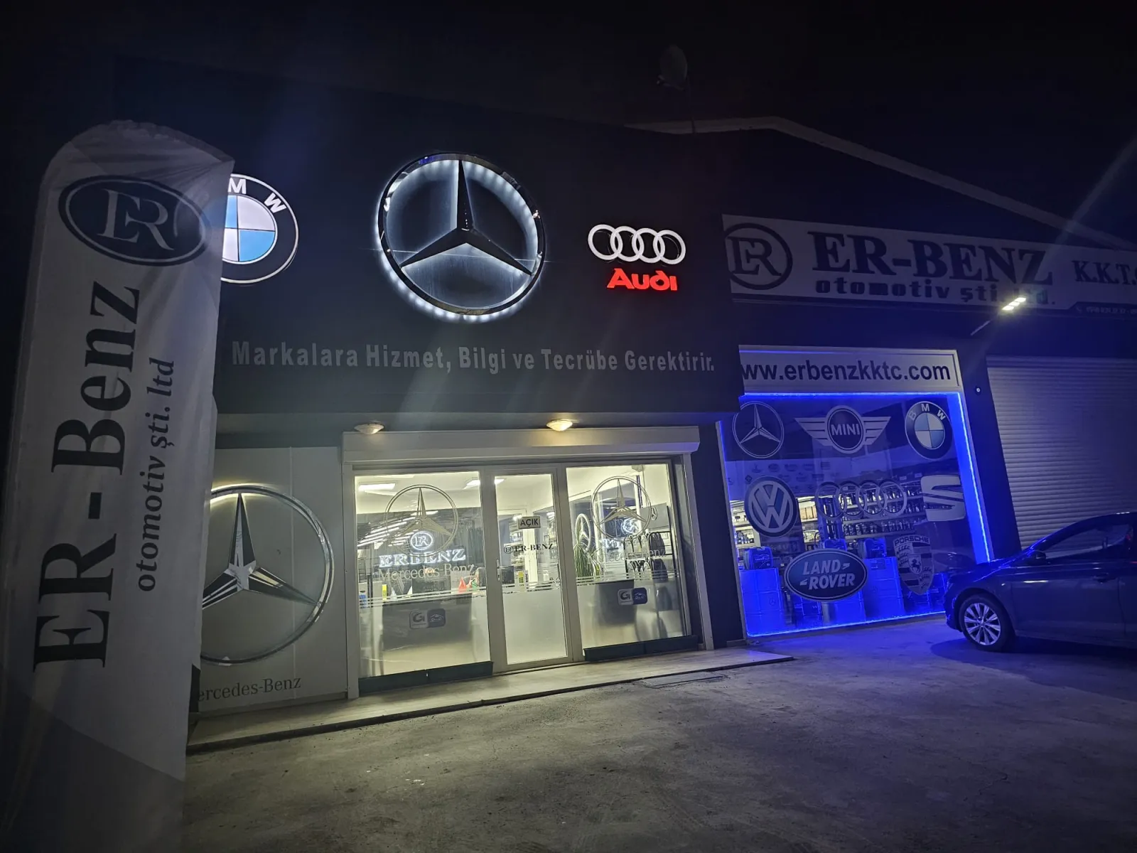 Er Benz Otomotiv Gazimağusa mağaza cephesi — geceleyin ışıklı Mercedes-Benz, BMW ve Audi tabelaları